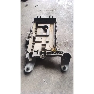 Volkswagen Caddy 1.9 tdı BJB motor çıkma orjinal akü alt plastiği