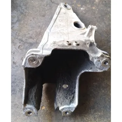 Volkswagen Transporter T5 2.5 130 luk çıkma orjinal akis bağlantı kulağı ve motor arka kulağı