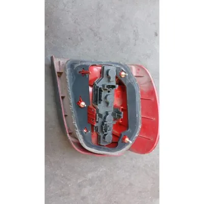 Parça Hakkında Temel BilgilerUyumlu Araçlar: Temel olarak Volkswagen Polo III (6N2 / Makyajlı Kasa) model yılları 1999 - 2001 (bazı pazarlarda 2002) arası ile uyumludur.Üretici: Orijinal fabrikasyon olarak genellikle HELLA veya Volkswagen grubu tarafından üretilmiştir.Malzeme Yapısı: Siyah renkli sert plastik gövdeye ve üzerinde ampul duylarını birbirine bağlayan metal iletken devrelere sahiptir. komple stop