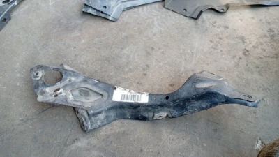 Audi A6 C7 için çamurluk montaj braketi 4g0805816