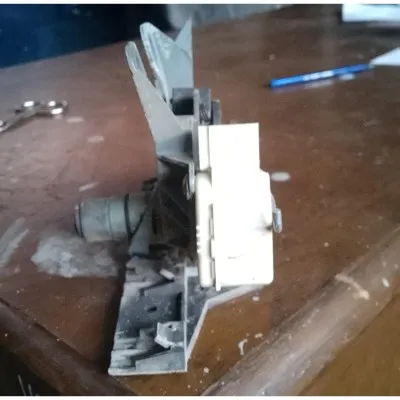 Volkswagen Passat B5 çıkma orjinal arka bagaj kilidi 3B0827297HZV