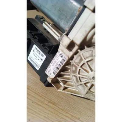 Volkswagen Scirocco sol ön cam motoru 1Q0959701F